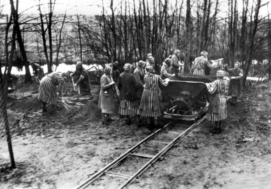 Mujeres trabajando en el campo de concentración de Ravensbrück