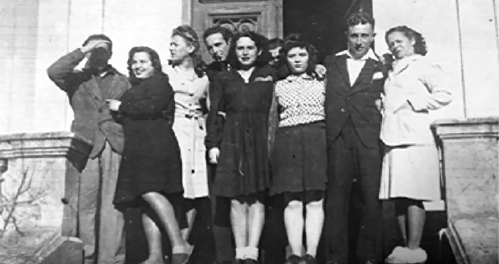 Olvido Fanjul con grupo de personas 1946
