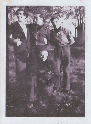 En la foto de grupo que acompaña su recorrido, Nicolás es quien está agachado. Juan Escobar Gómez está en primera posición desde la izquierda.